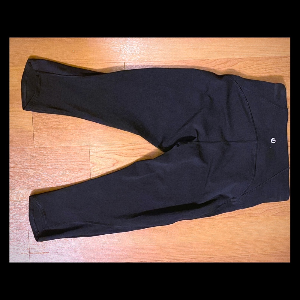 Black LuLuLemon Crop 17” Capri with mesh side sz 6
